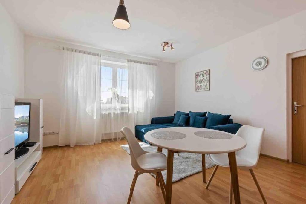 Modern & Cozy Apartment Near Hockey & Football Arena Bratislava Extérieur photo